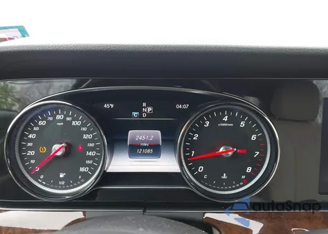 2017 Mercedes-Benz E 300 4Matic z USA, uszkodzony, nr VIN WDDZF4KBXHA014852